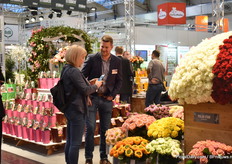 Stephan Heymer of Rosen Tantau talking with a visitor.